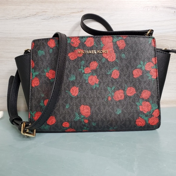 Michael Kors Handbags - NEW Michael Kors Selma Medium Crossbody